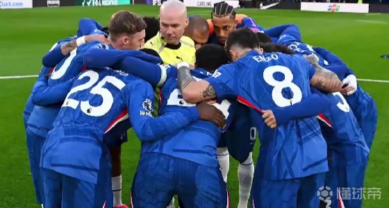 切尔西球员围住裁判？内维尔：做样子，搞得像邪教仪式一样