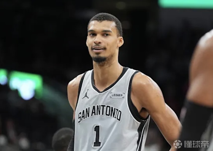 队记：文班亚马右脚踝酸痛，明日对阵丹佛掘金出战成疑